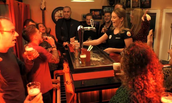 Kleinste Kroeg van Nederland van Amstel  Kleinste Kroeg van Nederland van Amstel